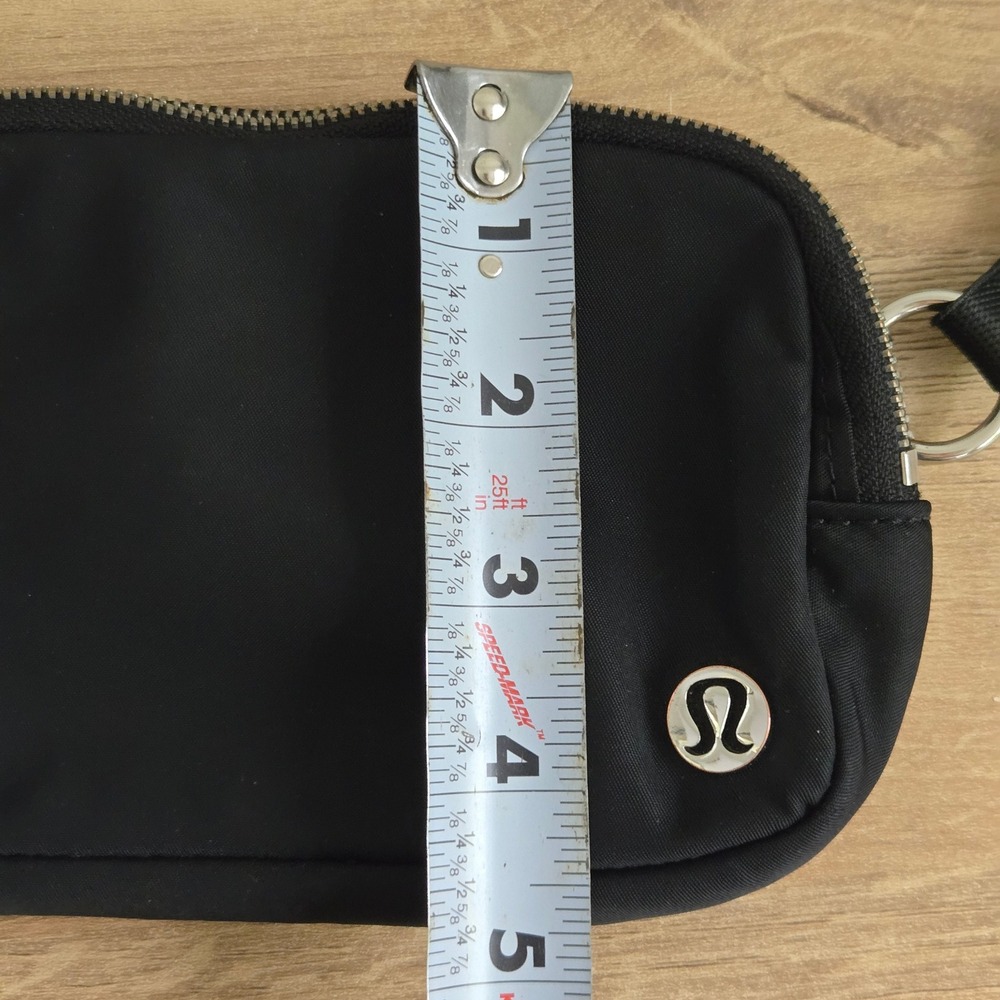 Lululemon Everywhere Belt Bag Womens OS Black White Striped Strap Crossbody 1L - Picture 10 of 10